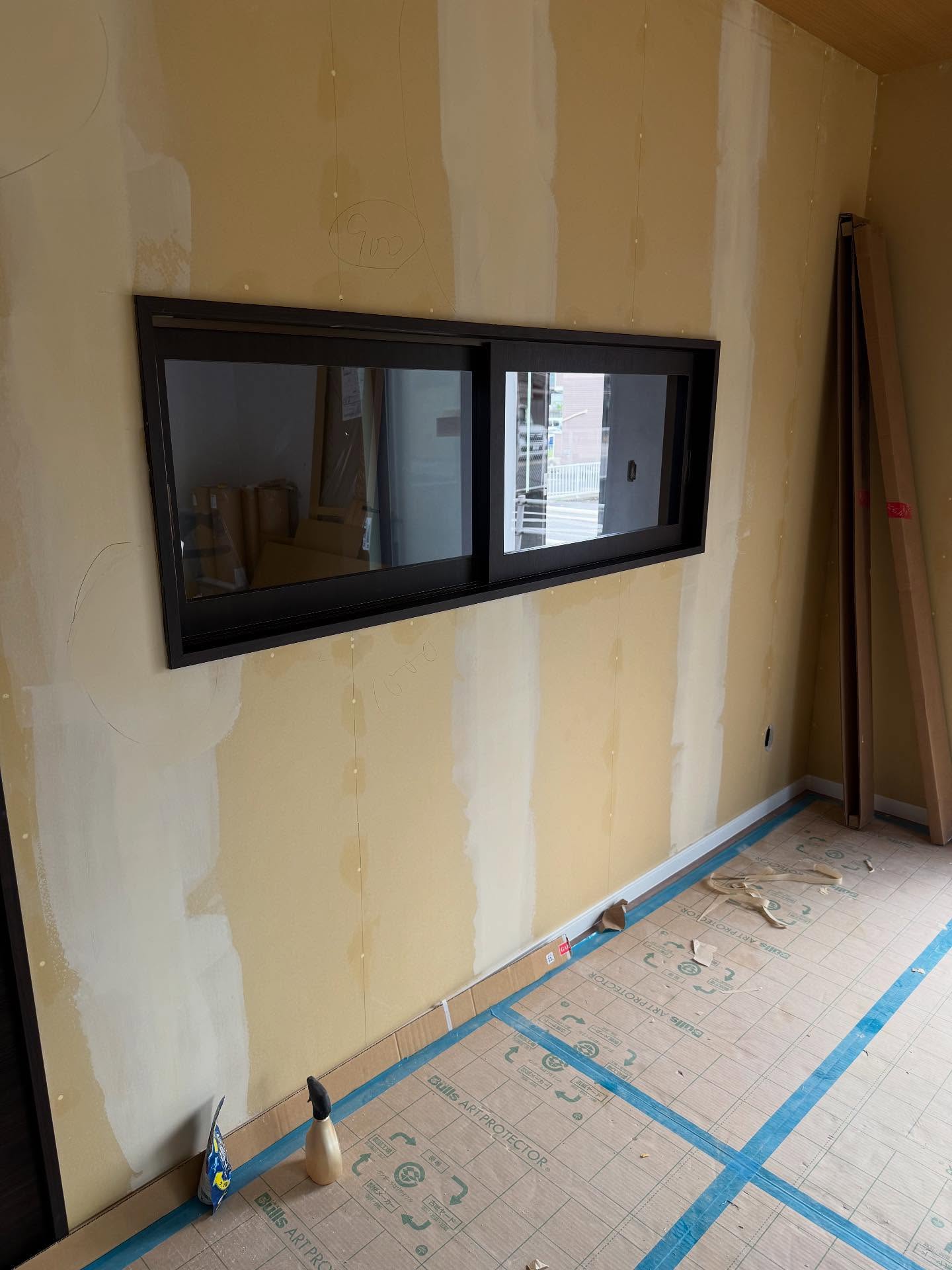 窓の建具取り付け